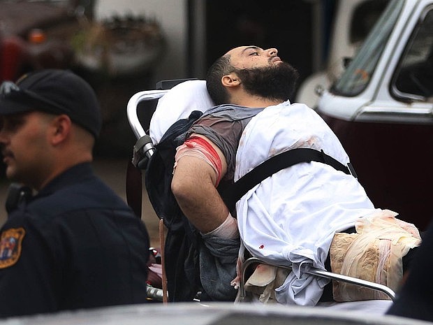 Ahmad Khan Rahami é levado em uma maca após troca de tiros com a polícia. Foto: Ed Murray/NJ Advance Media/AP